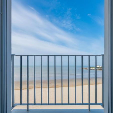 Cerise Royan - Le Grand Hotel De La Plage Luaran gambar