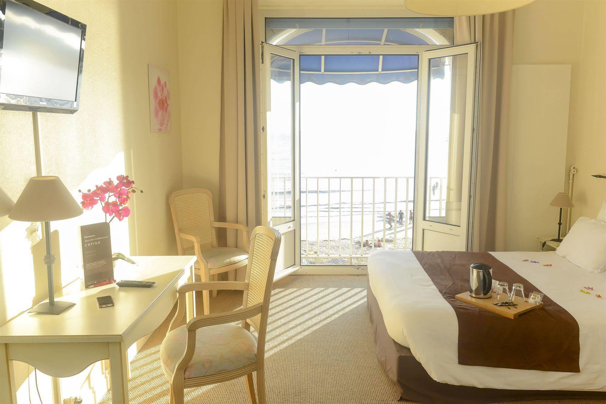 Cerise Royan - Le Grand Hotel De La Plage Luaran gambar