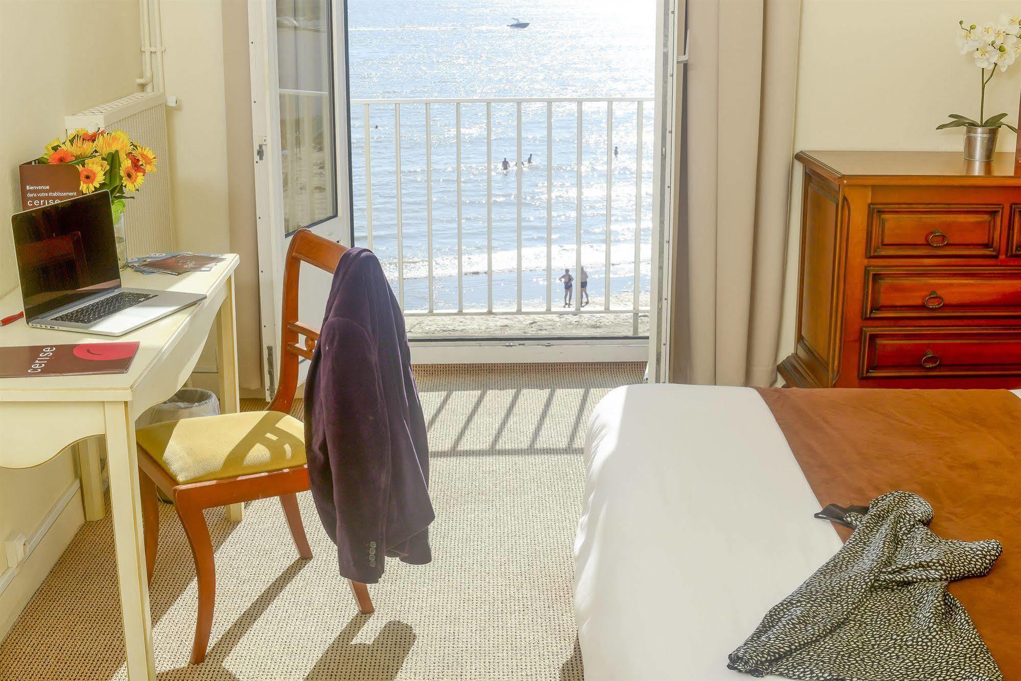 Cerise Royan - Le Grand Hotel De La Plage Luaran gambar