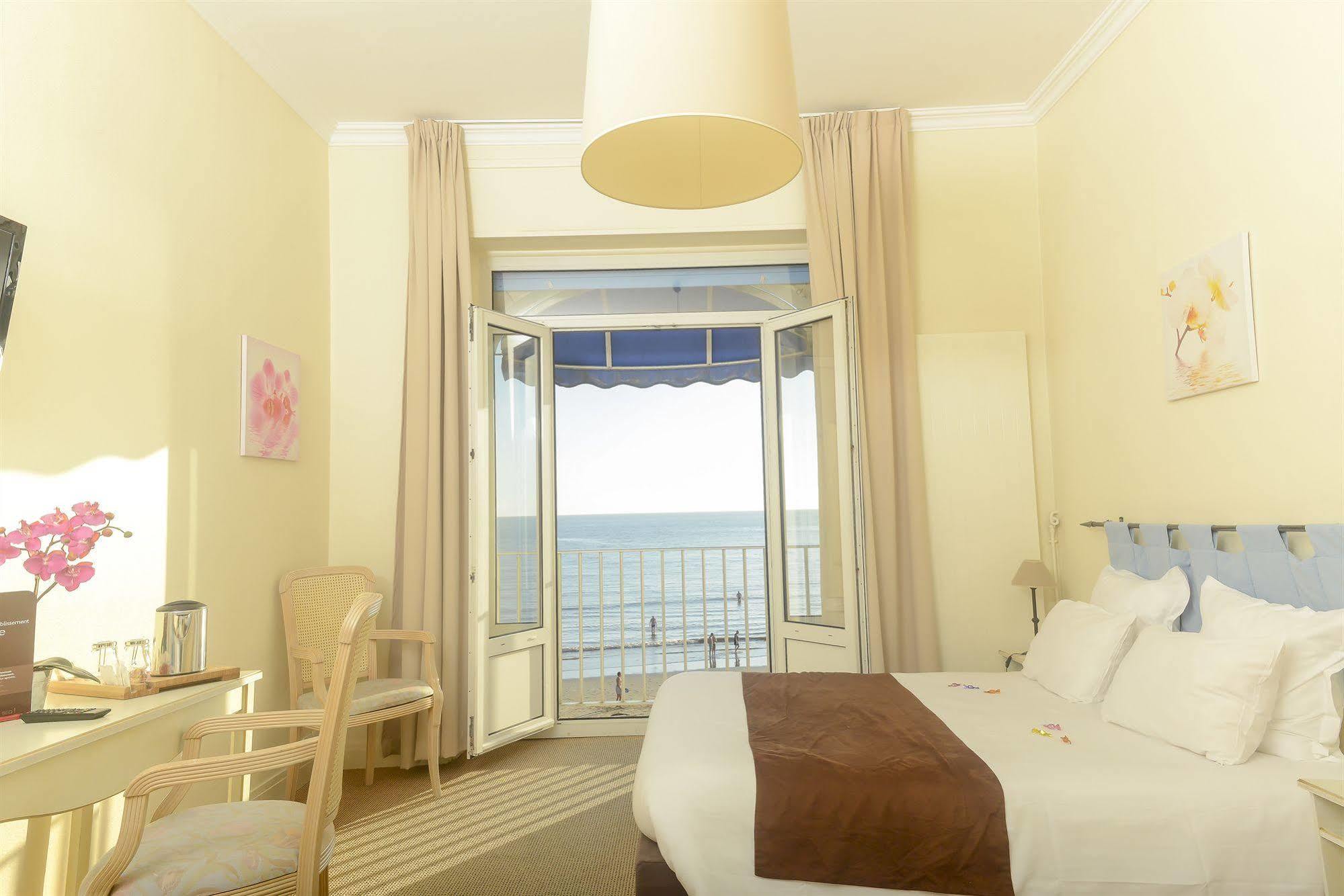 Cerise Royan - Le Grand Hotel De La Plage Luaran gambar